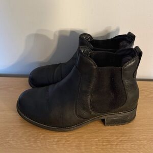 UGG Bonham Leather Chelsea Boots - Size 8